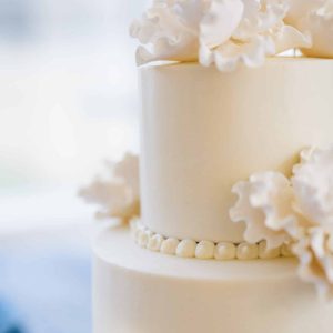Elegant white wedding cake | Petite Sweets by Laura | Photo by Bailee Starr Photography